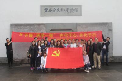 逃离残破的机舱